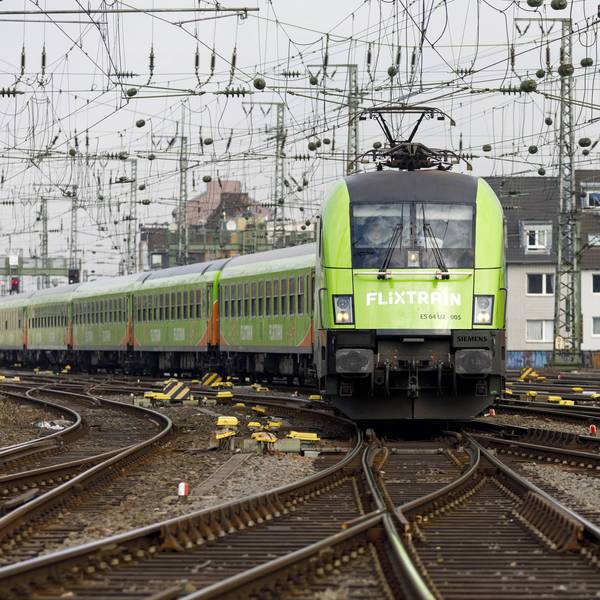 Einfahrt eines neuen FlixTrain von Köln nach Hamburg am Kölner Hauptbahnhof.