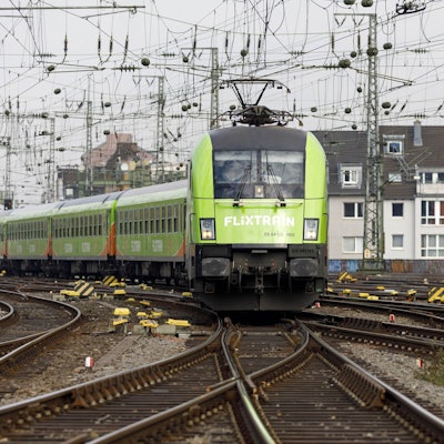 Einfahrt eines neuen FlixTrain von Köln nach Hamburg am Kölner Hauptbahnhof.