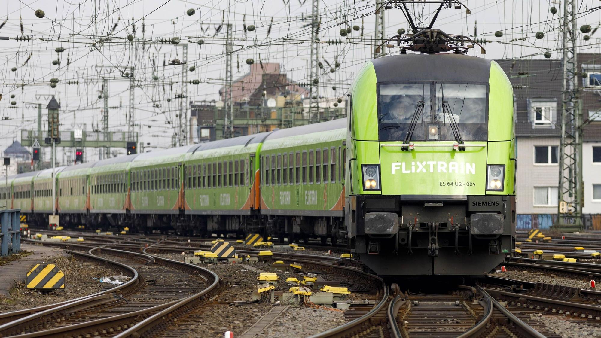 Einfahrt eines neuen FlixTrain von Köln nach Hamburg am Kölner Hauptbahnhof.