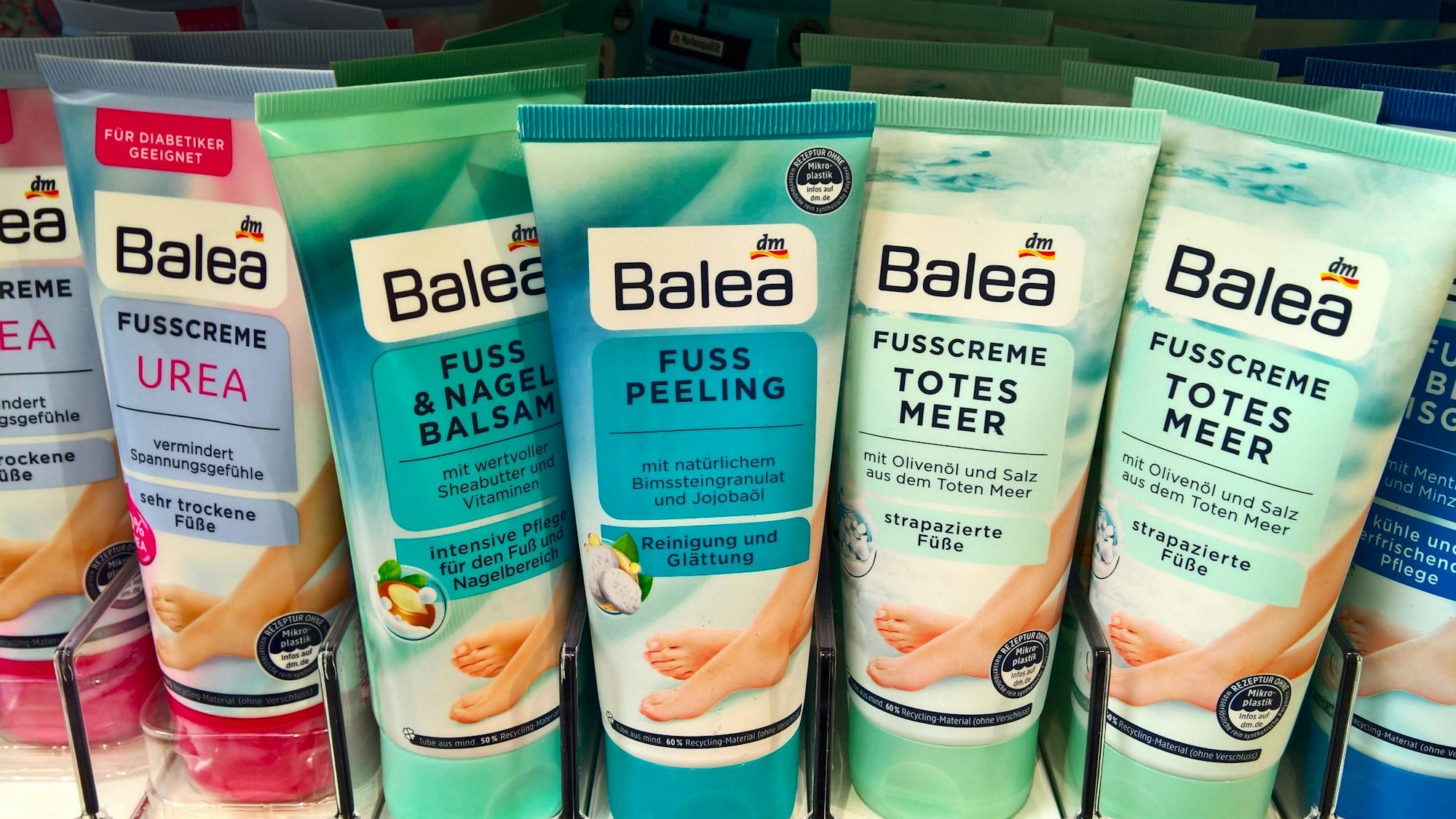 Fußpflegeprodukte von Balea stehen im Regal.