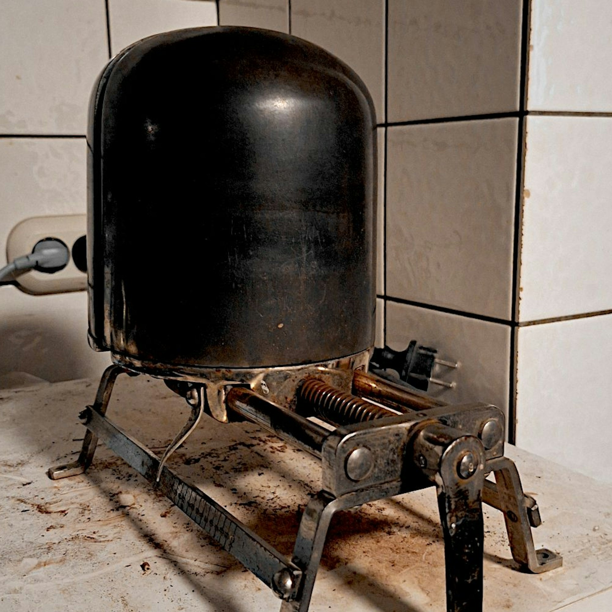 Mit einem zylindrischen Gerät können Hüte geweitet werden.