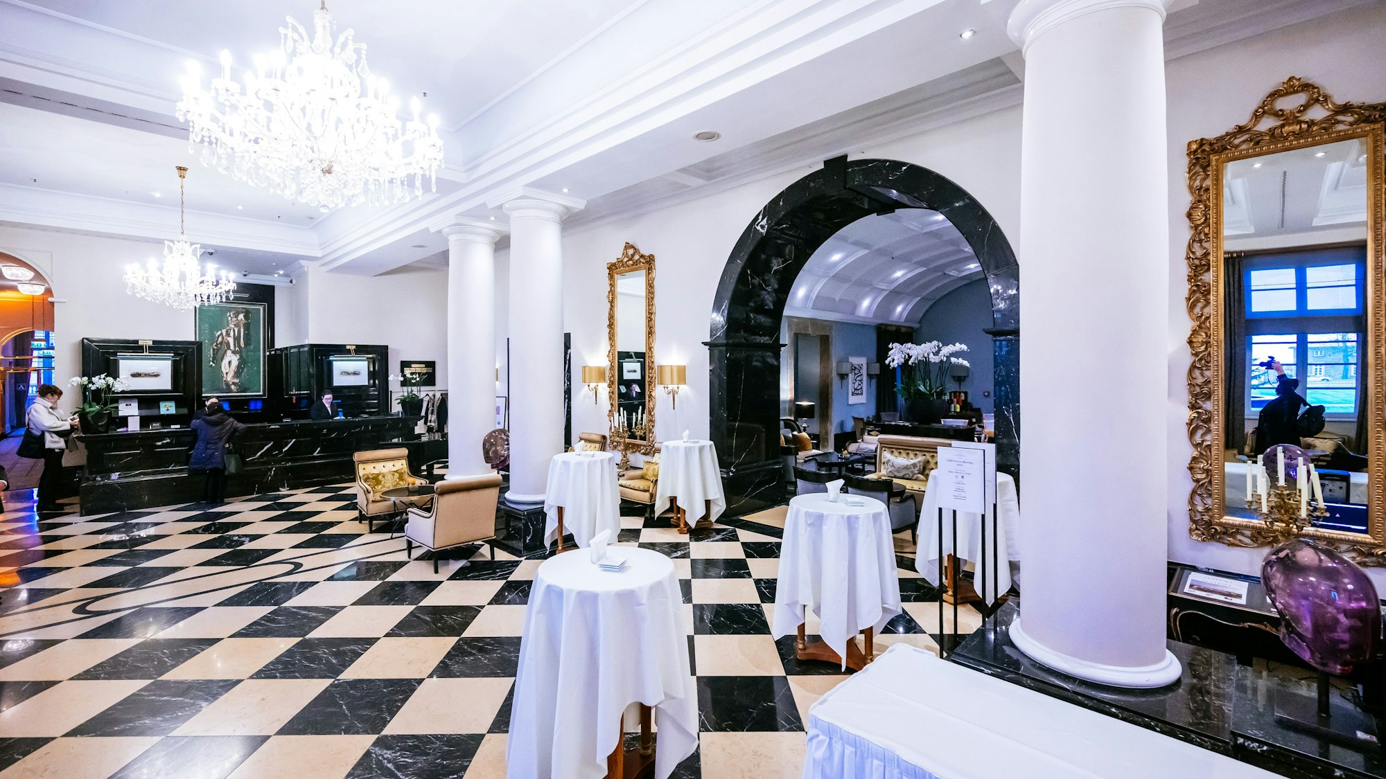 Die Rezeption vom Althoff Grand Hotel Schloss Bensberg. In einem Seitenflügel liegt das Restaurant Vendôme.