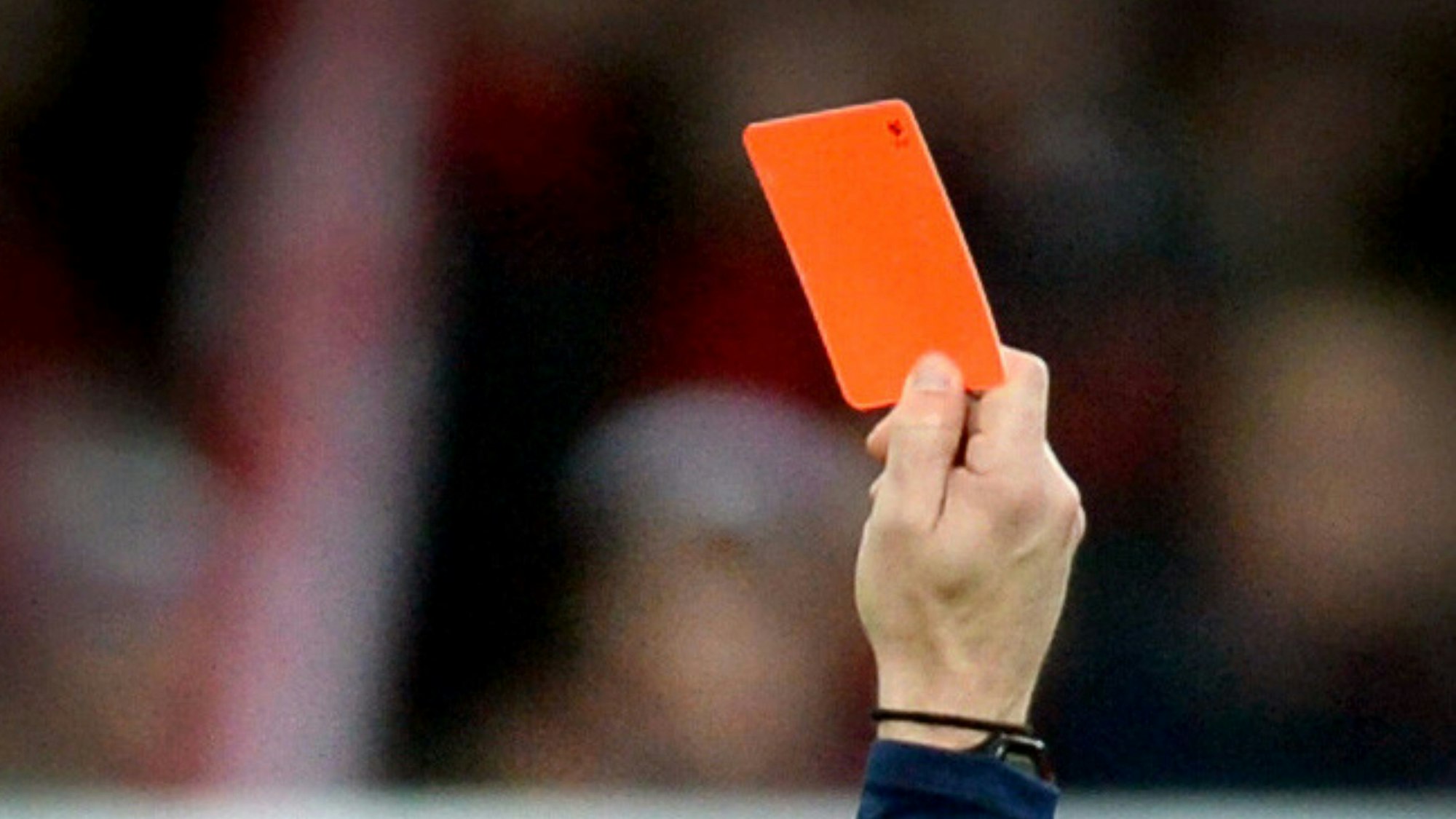 Zu sehen ist eine Schiedsrichterhand, die die Rote Karte zeigt.