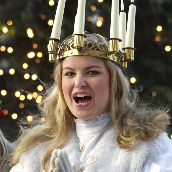 Mit einer Lichterkrone auf dem Kopf singt die als Lichterkönigin Lucia verkleidete Amanda Jabin Gustafsson aus Stockholm am 13.12.2001 in Berlin Weihnachtslieder.