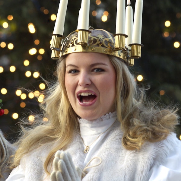 Mit einer Lichterkrone auf dem Kopf singt die als Lichterkönigin Lucia verkleidete Amanda Jabin Gustafsson aus Stockholm am 13.12.2001 in Berlin Weihnachtslieder.