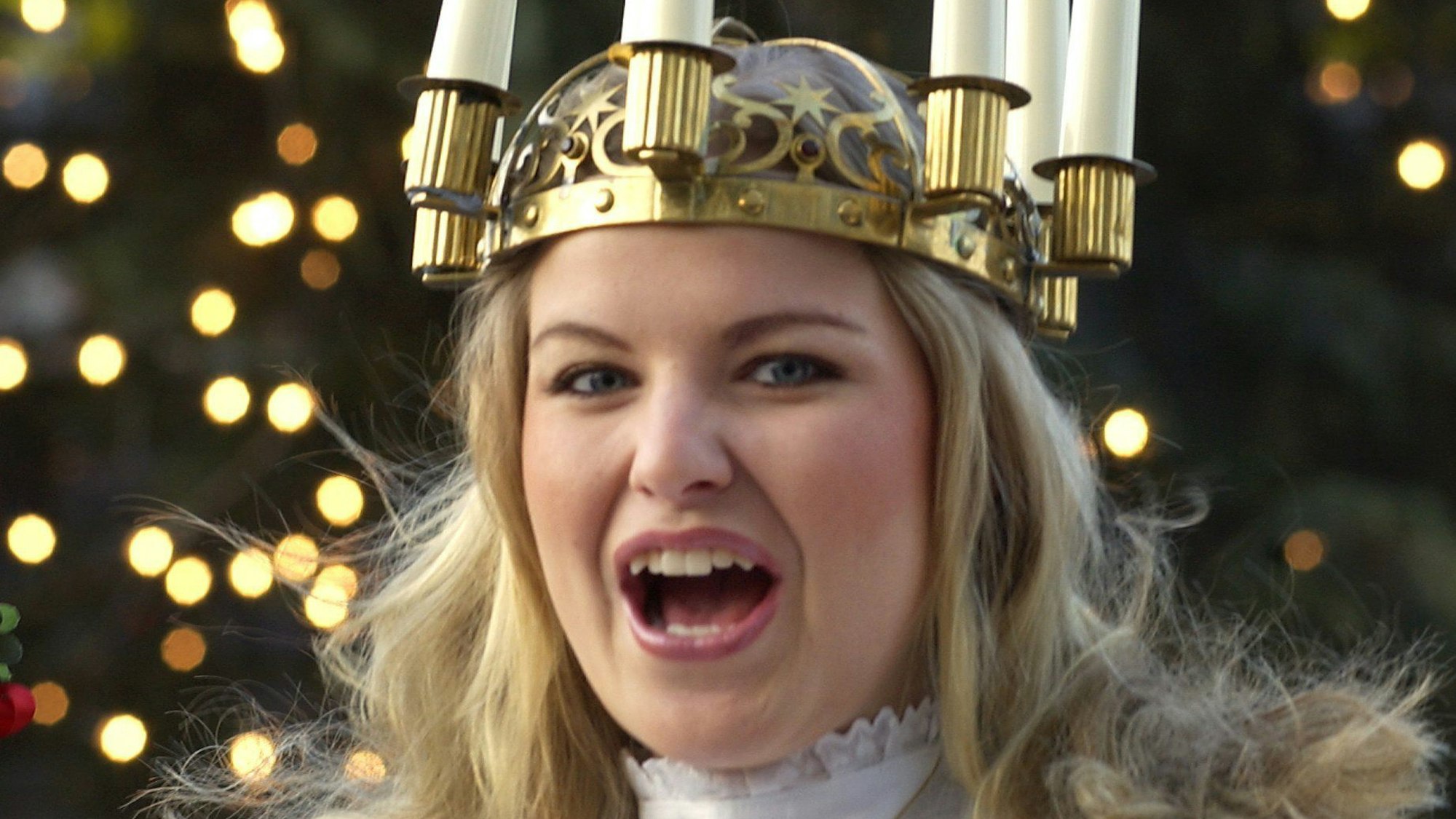 Mit einer Lichterkrone auf dem Kopf singt die als Lichterkönigin Lucia verkleidete Amanda Jabin Gustafsson aus Stockholm am 13.12.2001 in Berlin Weihnachtslieder.