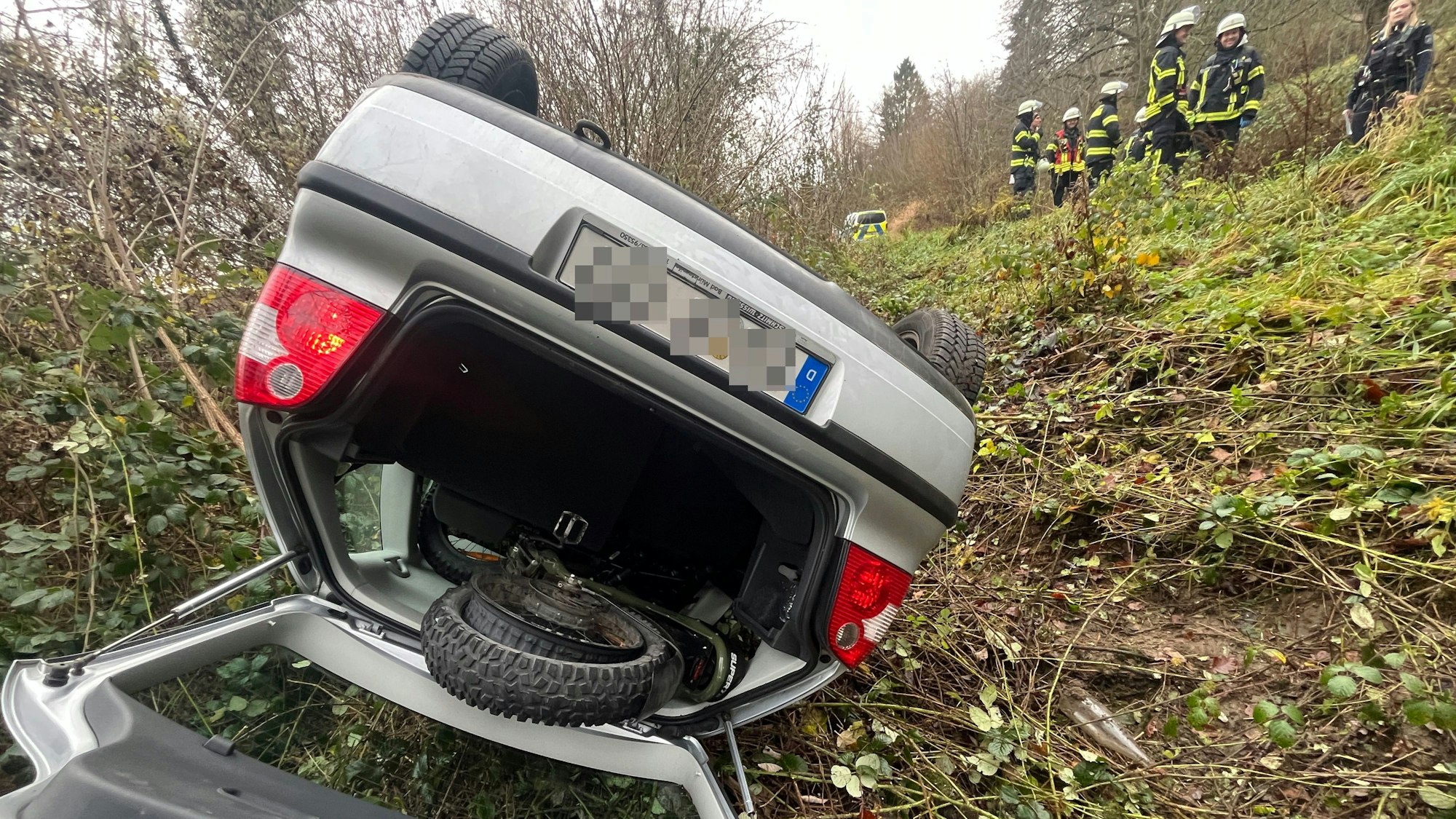 Ein 18 Jahre alter Autofahrer hat sich bei Wippenhohn mit seinem Wagen in die Böschung überschlagen.