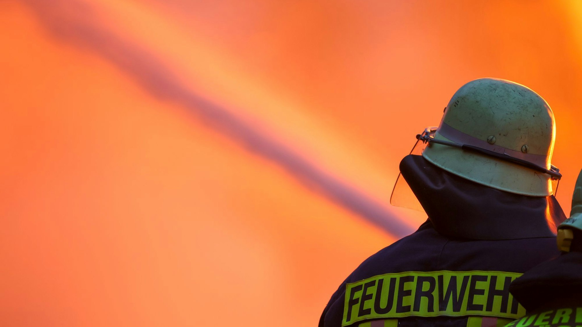 Es hat gebrannt an einem Zug - die Feuerwehr half dabei, dass niemand zu Schaden kam.