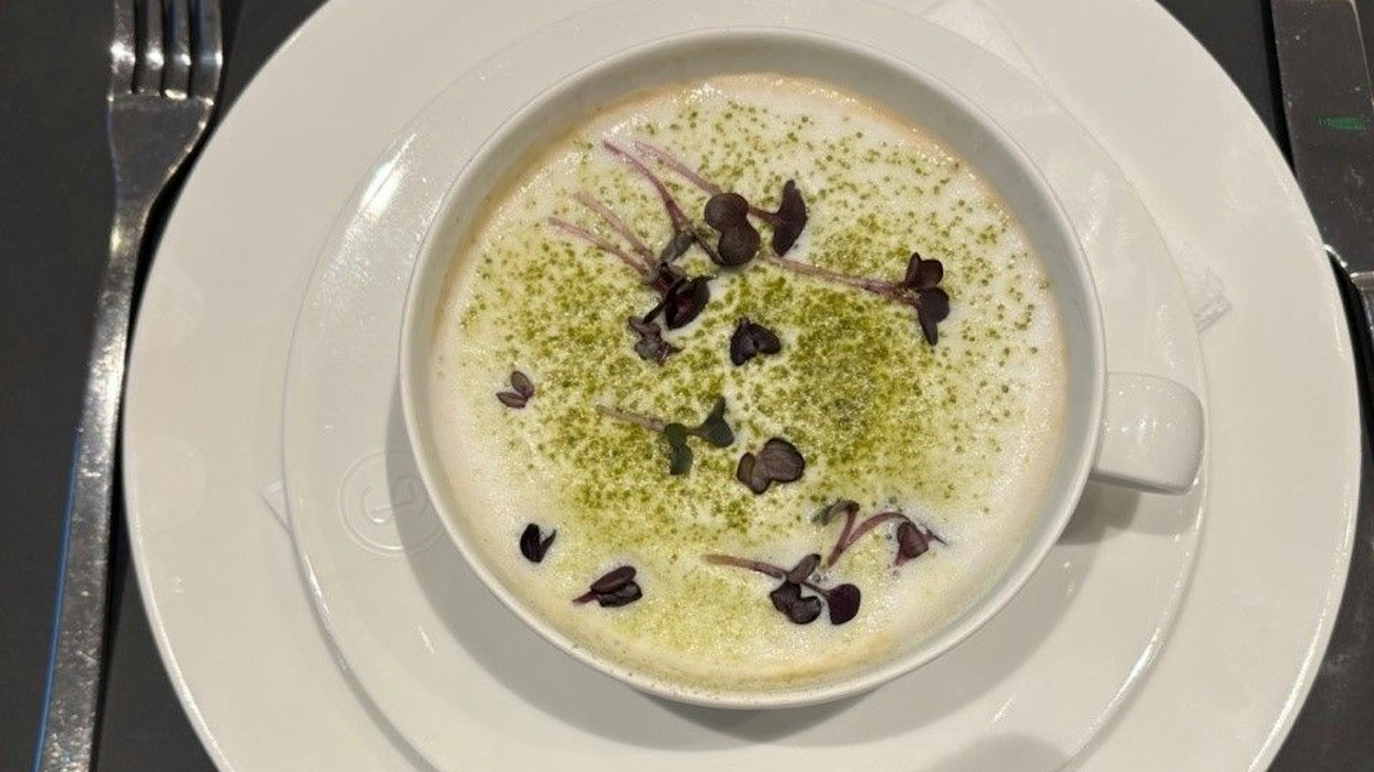 Zu sehen ist ein Maronen-Trüffel-Cappuccino in einer Tasse.