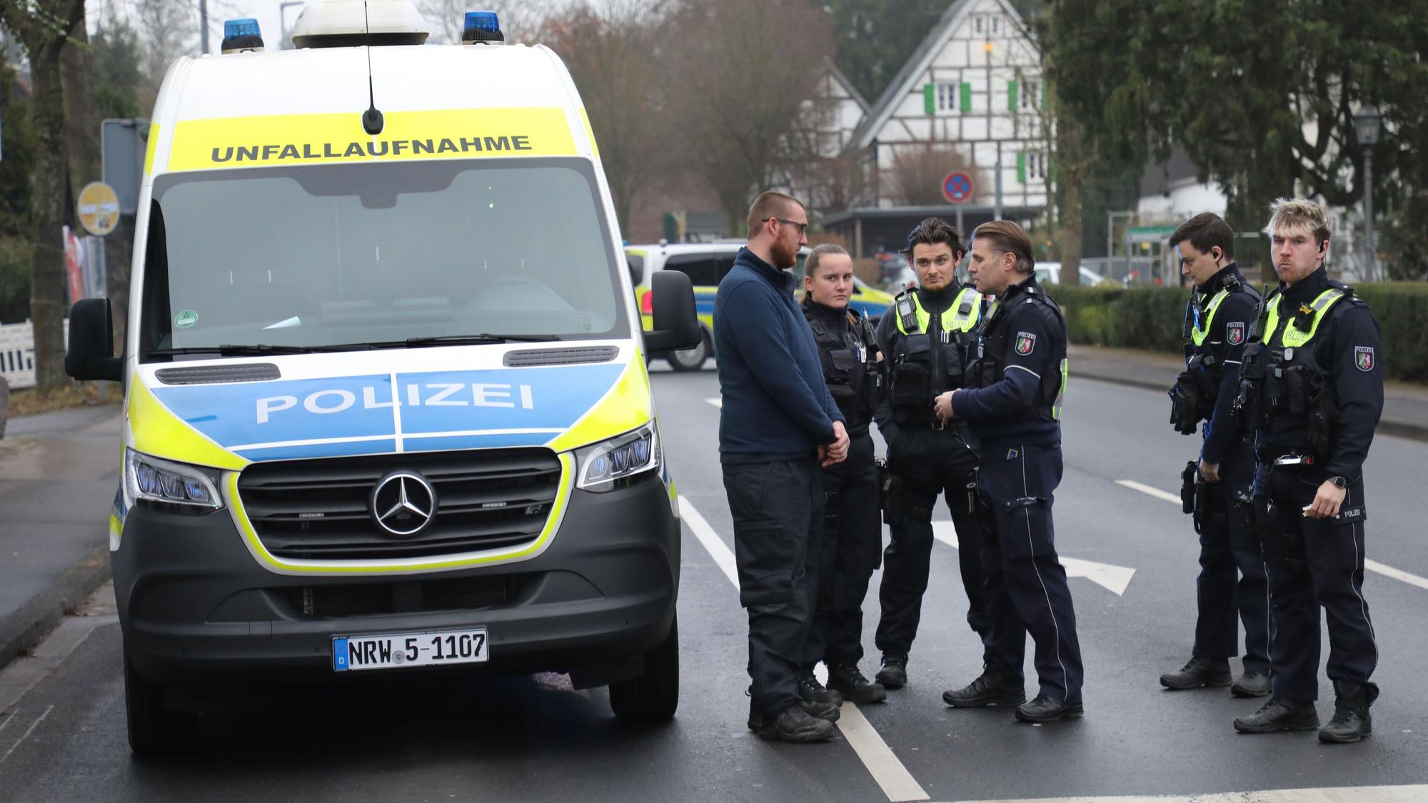 Polizeibeamte stehen neben einem Einsatzfahrzeug des Unfallaufnahme-Teams aus dem Rhein-Kreis Neuss.