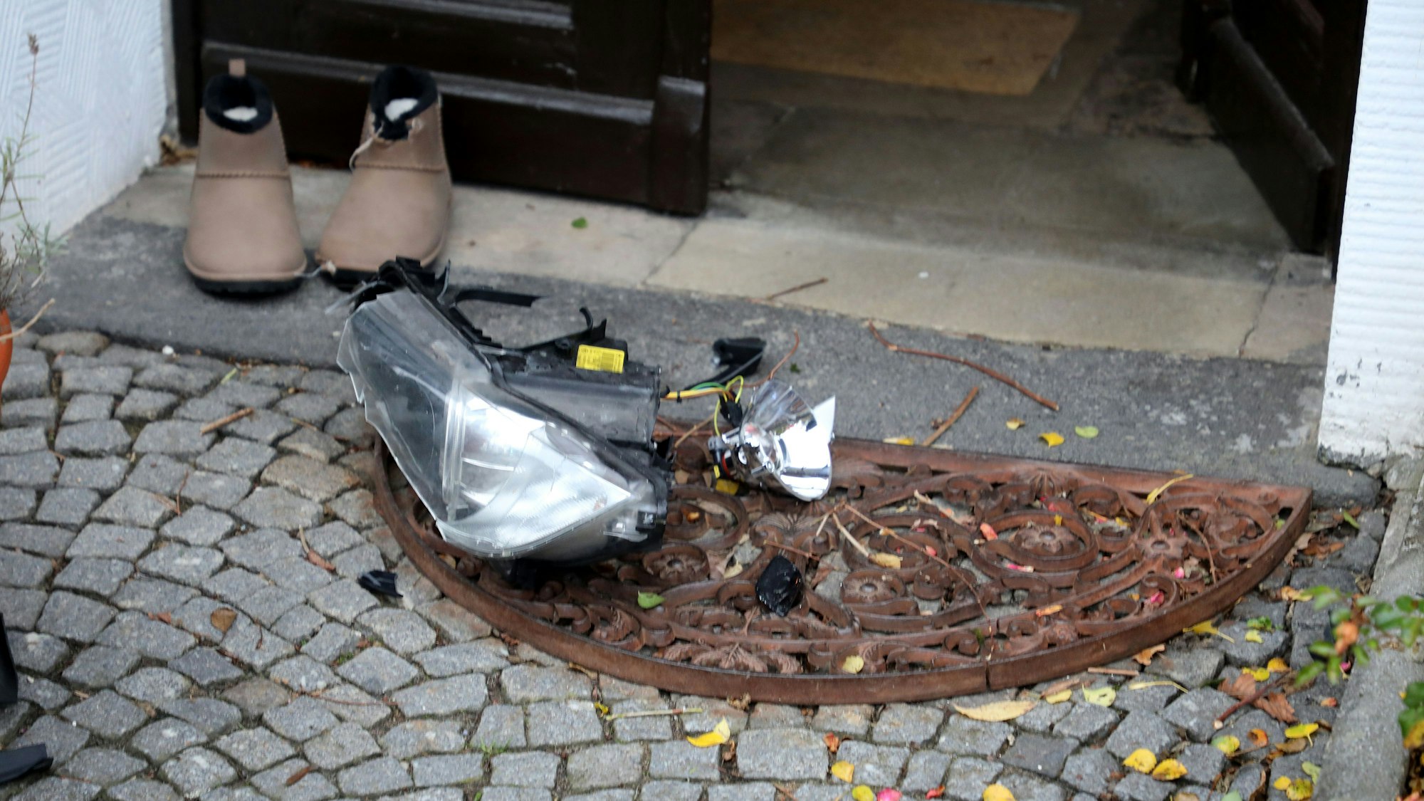 Ein Scheinwerfer liegt auf einem Fußabtreter.