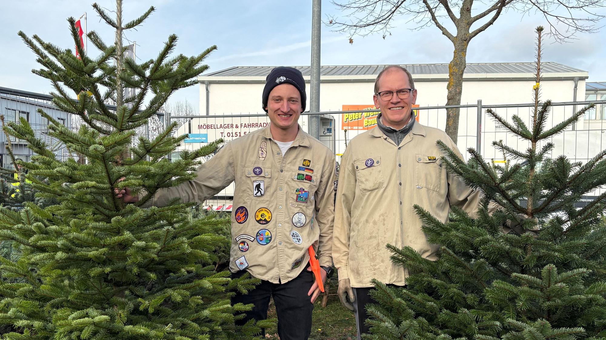 Welche Größe soll es sein? Stammesvorstand André Nicklisch (links) und Michael Reitler verkaufen ihren Kunden den passenden Weihnachtsbaum.