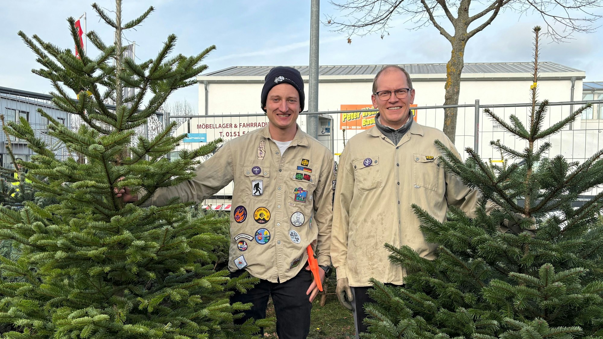 Welche Größe soll es sein? Stammesvorstand André Nicklisch (links) und Michael Reitler verkaufen ihren Kunden den passenden Weihnachtsbaum.