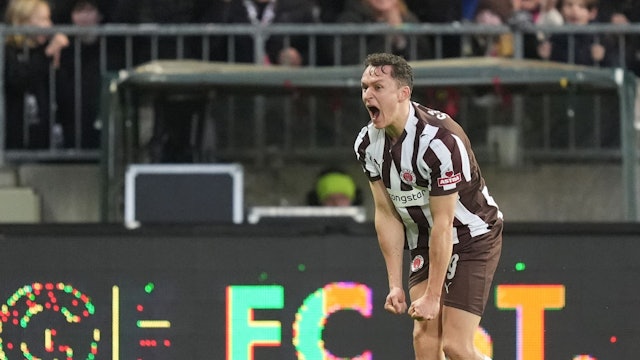 Martijn Kaars jubelt über seinen Treffer zum 1:0 für den FC St. Pauli.