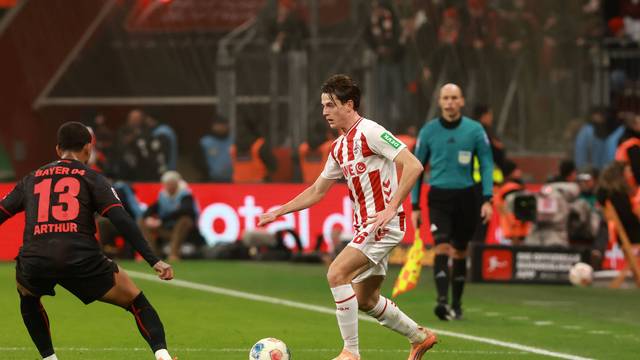 Bester Kölner Feldspieler im Derby: Jakub Kaminski im Duell mit Arthur.