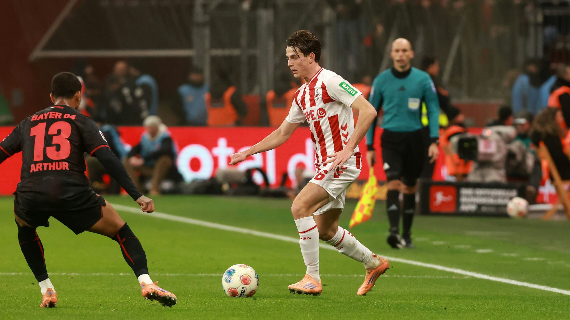 Bester Kölner Feldspieler im Derby: Jakub Kaminski im Duell mit Arthur.