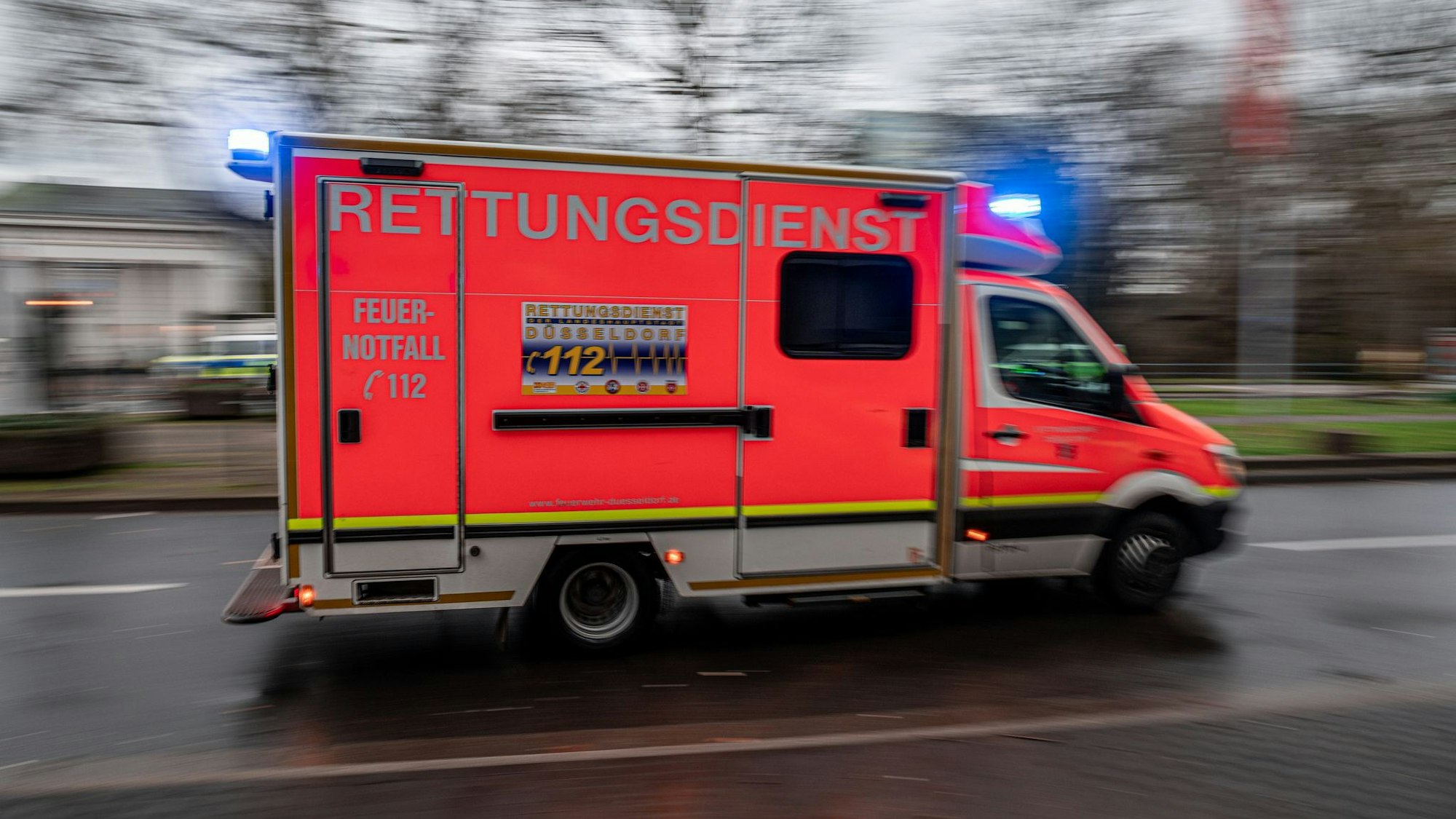 Ein Krankenwagen mit Blaulicht ist unterwegs. (Symbolbild)