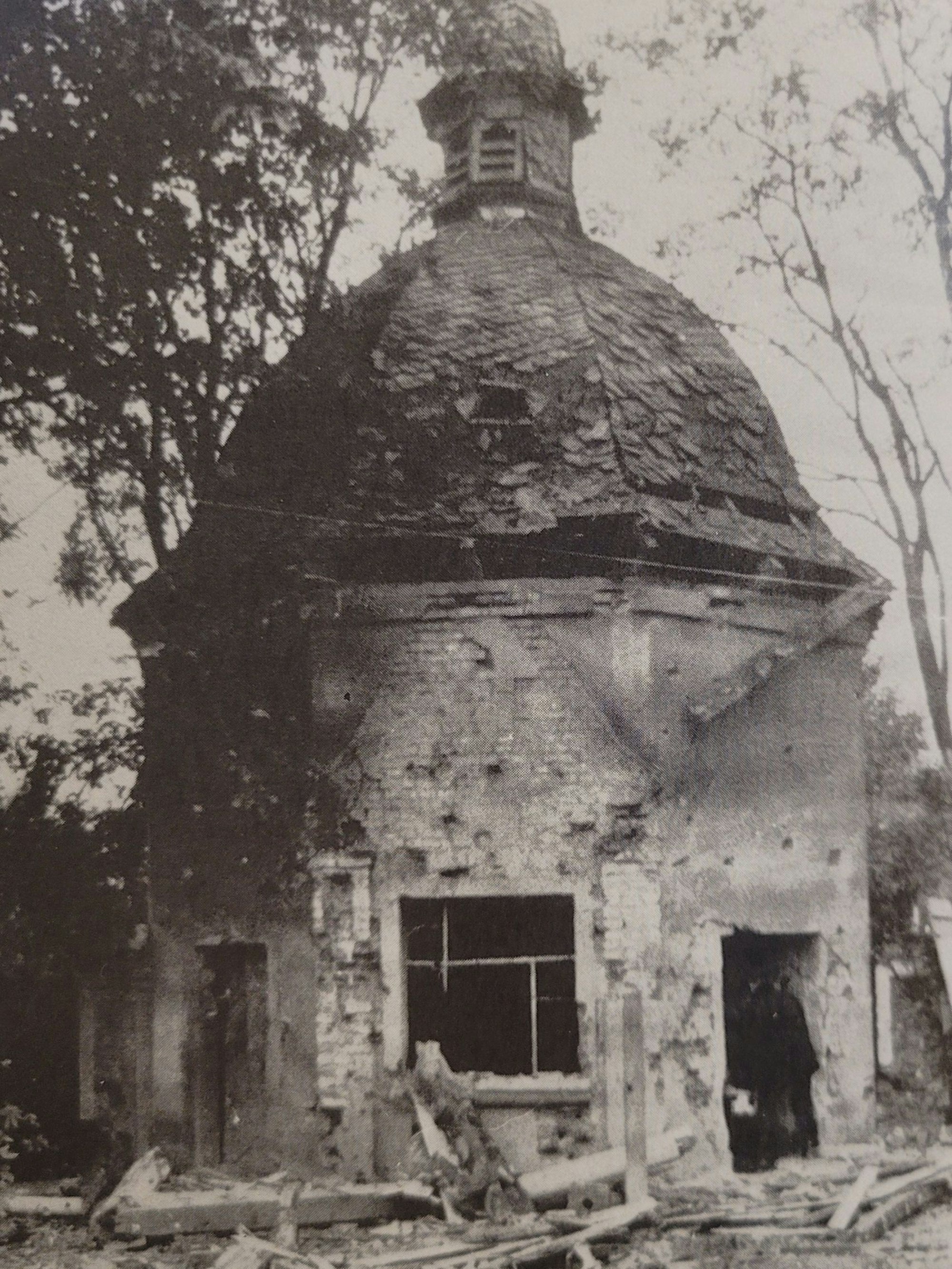 Ein Foto der von Bombenangriffen beschädigte Barbarakapelle.