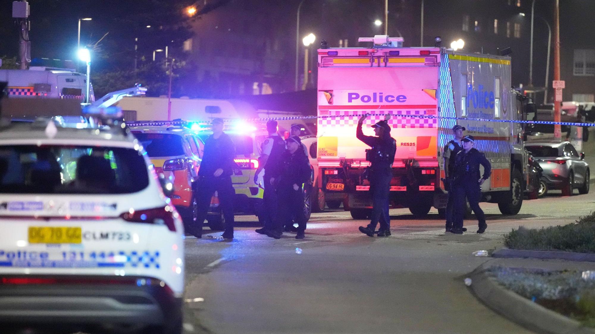 dpatopbilder - 14.12.2025, Australien, Sydney: Die Polizei sperrt einen Bereich am Bondi Beach nach einem gemeldeten Zwischenfall in Sydney ab. Foto: Mark Baker/AP/dpa +++ dpa-Bildfunk +++