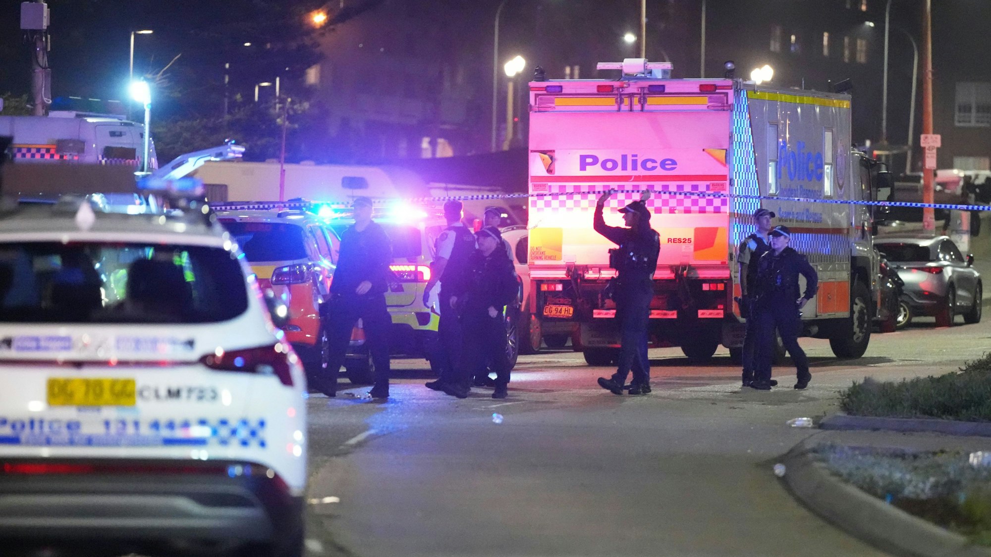 dpatopbilder - 14.12.2025, Australien, Sydney: Die Polizei sperrt einen Bereich am Bondi Beach nach einem gemeldeten Zwischenfall in Sydney ab. Foto: Mark Baker/AP/dpa +++ dpa-Bildfunk +++