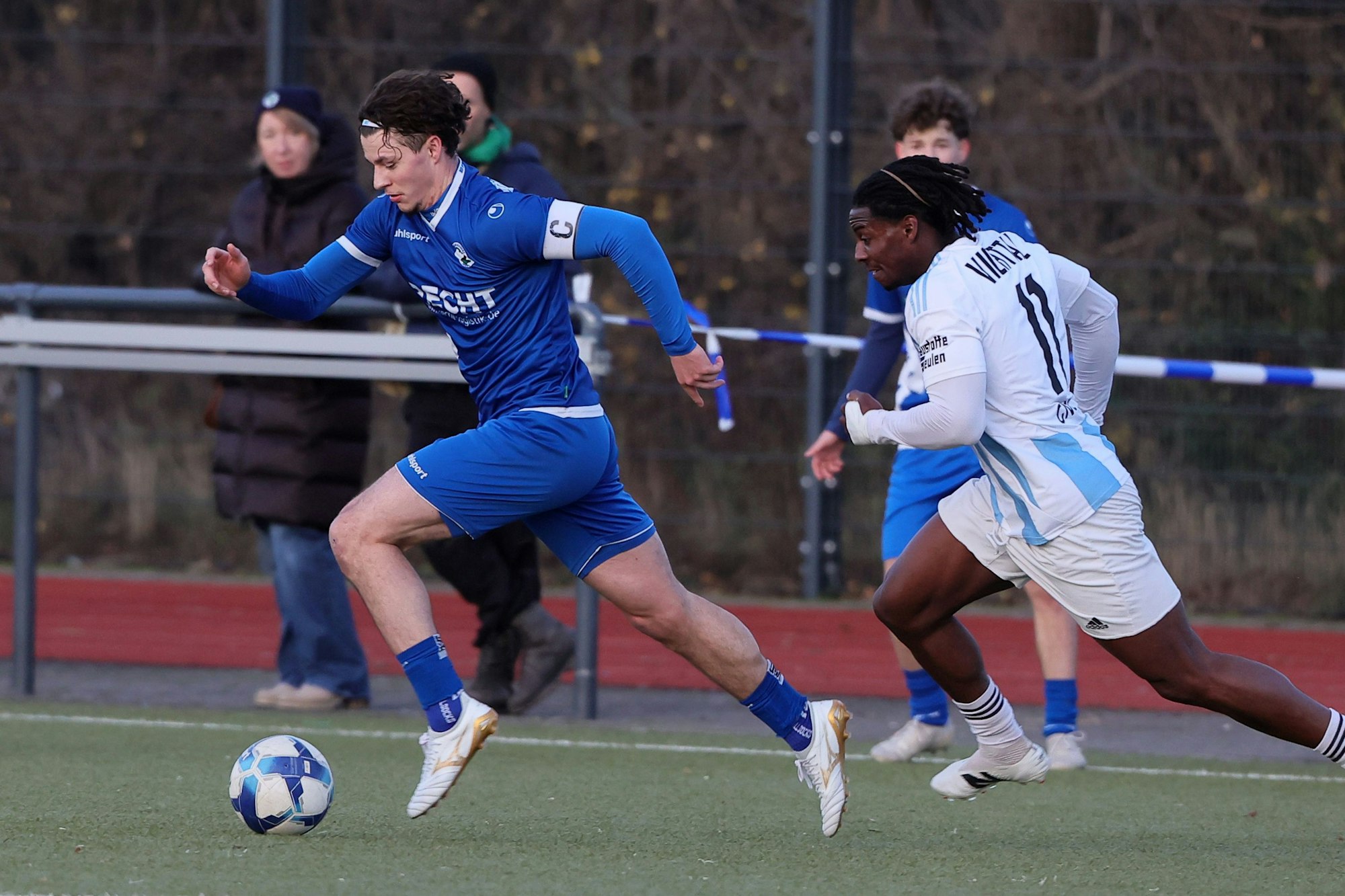 Das Foto zeigt einen Königsdorfer Fußballer, der seinem Gegenspieler unaufhaltsam davonrennt.