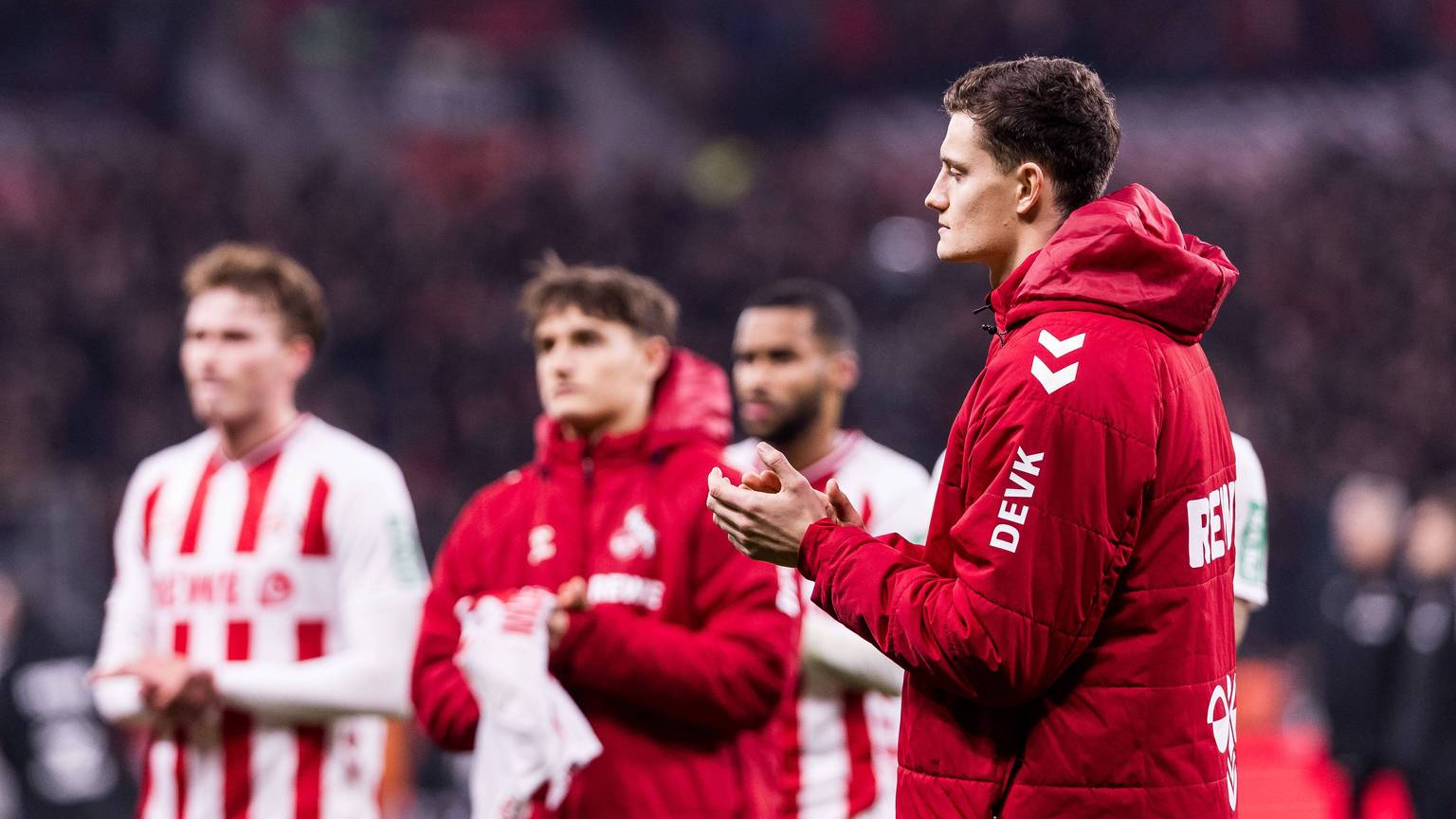Bediente Kölner: Eric Martel (r.) und Kollegen nach dem fünften sieglosen Spiel in Serie.