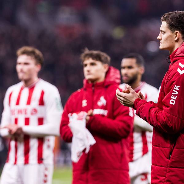 Bediente Kölner: Eric Martel (r.) und Kollegen nach dem fünften sieglosen Spiel in Serie.