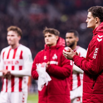 Bediente Kölner: Eric Martel (r.) und Kollegen nach dem fünften sieglosen Spiel in Serie.