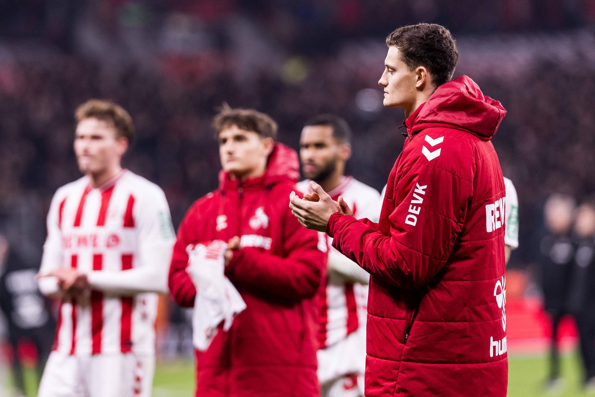 Bediente Kölner: Eric Martel (r.) und Kollegen nach dem fünften sieglosen Spiel in Serie.