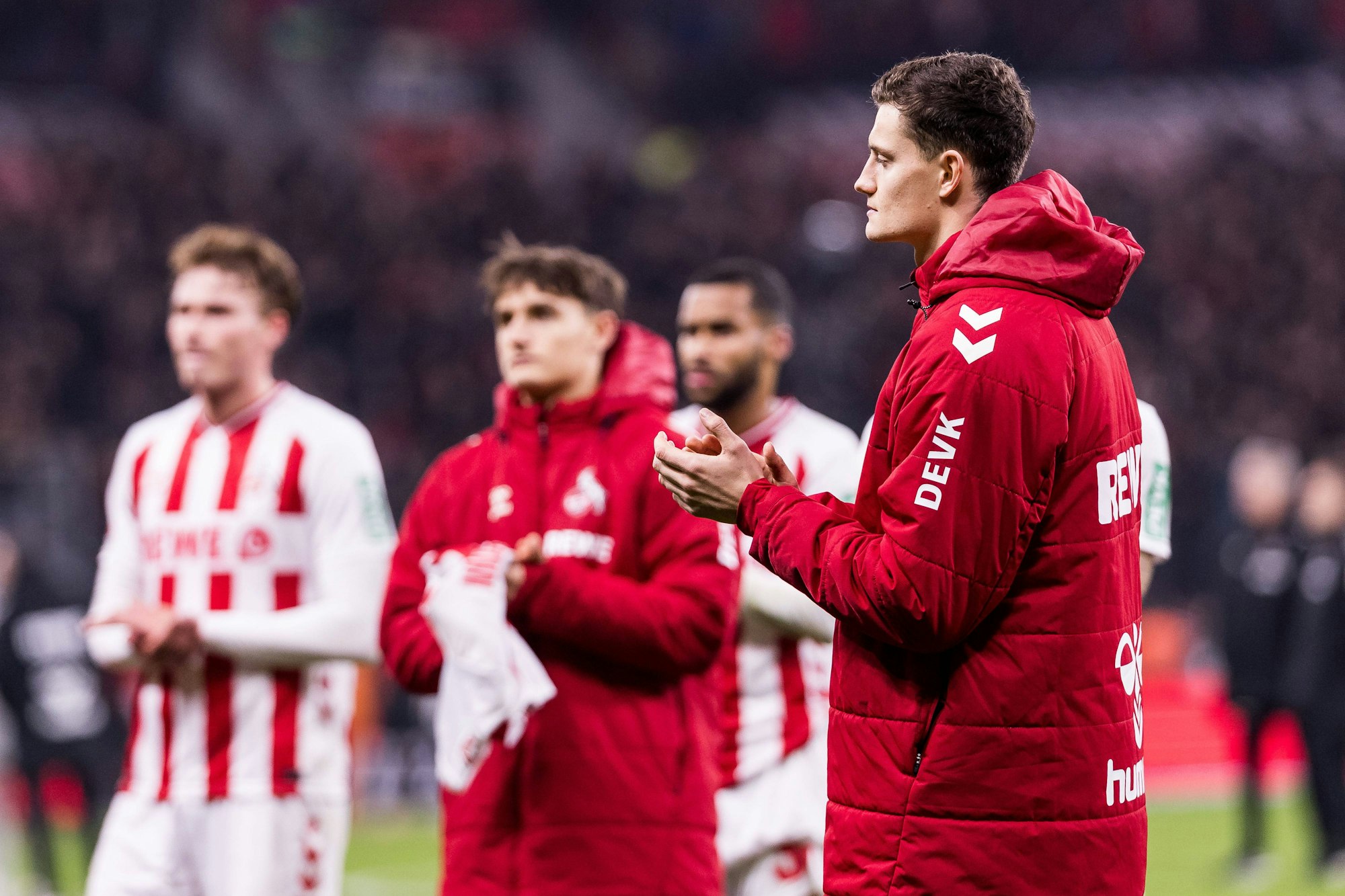 Bediente Kölner: Eric Martel (r.) und Kollegen nach dem fünften sieglosen Spiel in Serie.
