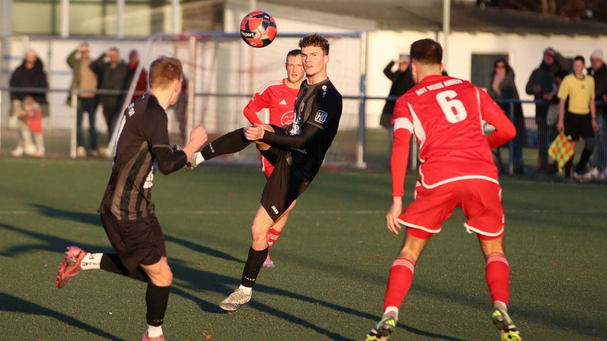 Leo Richerzhagen lupft einen Ball über den Gegner in den Lauf von Luke Bungart, der gerade startet.
