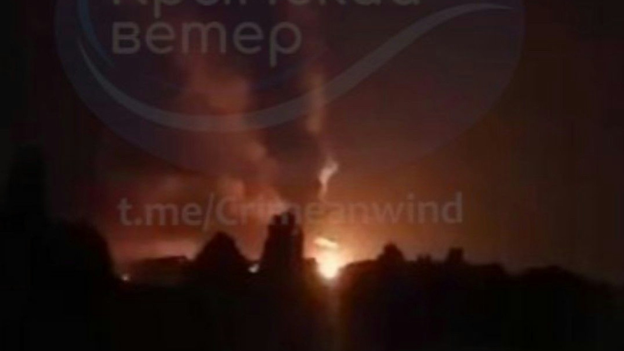 Das Bild soll das brennende Öldepot in Simferopol auf der Krim zeigen.