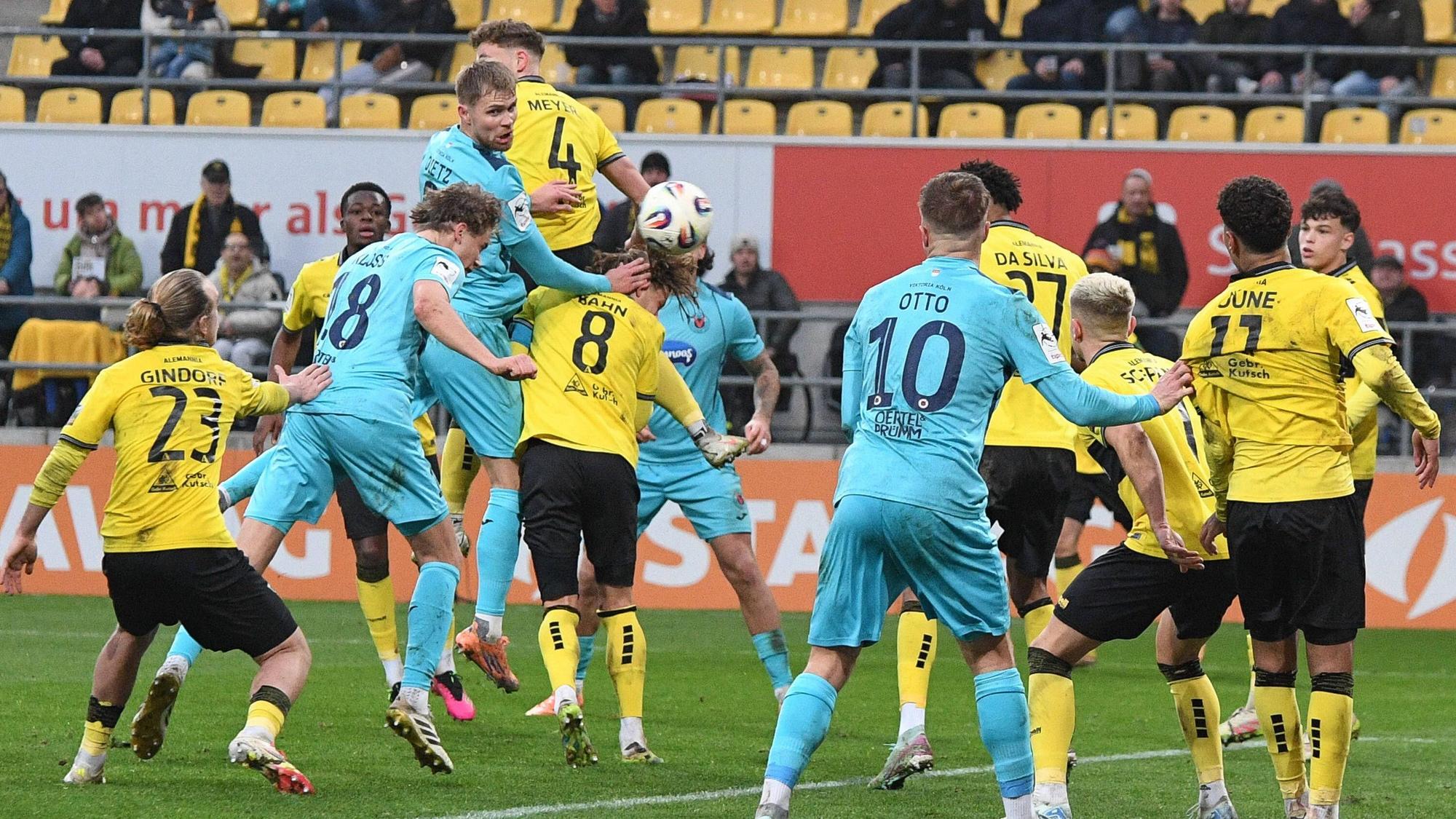 Tim Kloss Victoria Köln, 18 2. v.li., erzielt den Treffer zum 0:2 durch Kopfball,, 13.12.2025, Aachen Deutschland, Fussball, 3. Liga, TSV Alemannia Aachen - Viktoria Köln, Fussball, 3. Liga, TSV Alemannia Aachen - Viktoria Köln, DFB/DFL REGULATIONS PROHIBIT ANY USE OF PHOTOGRAPHS AS IMAGE SEQUENCES AND/OR QUASI-VIDEO. *** Tim Kloss Victoria Köln, 18 2 v li , scores the goal to 0 2 by header,, 13 12 2025, Aachen Germany , Football, 3 Liga, TSV Alemannia Aachen Viktoria Köln, Football, 3 Liga, TSV Alemannia Aachen Viktoria Köln, DFB DFL REGULATIONS PROHIBIT ANY USE OF PHOTOGRAPHS AS IMAGE SEQUENCES AND OR QUASI VIDEO xmhx