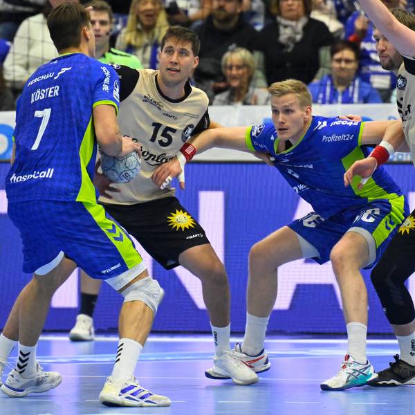 Ellidi Vidarsson kämpft am Kreis gegen zwei Abwehrspieler des Bergischen HC.