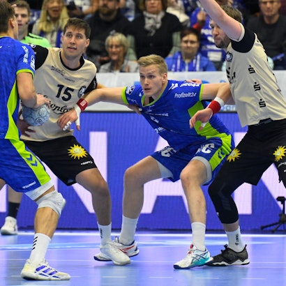 Ellidi Vidarsson kämpft am Kreis gegen zwei Abwehrspieler des Bergischen HC.