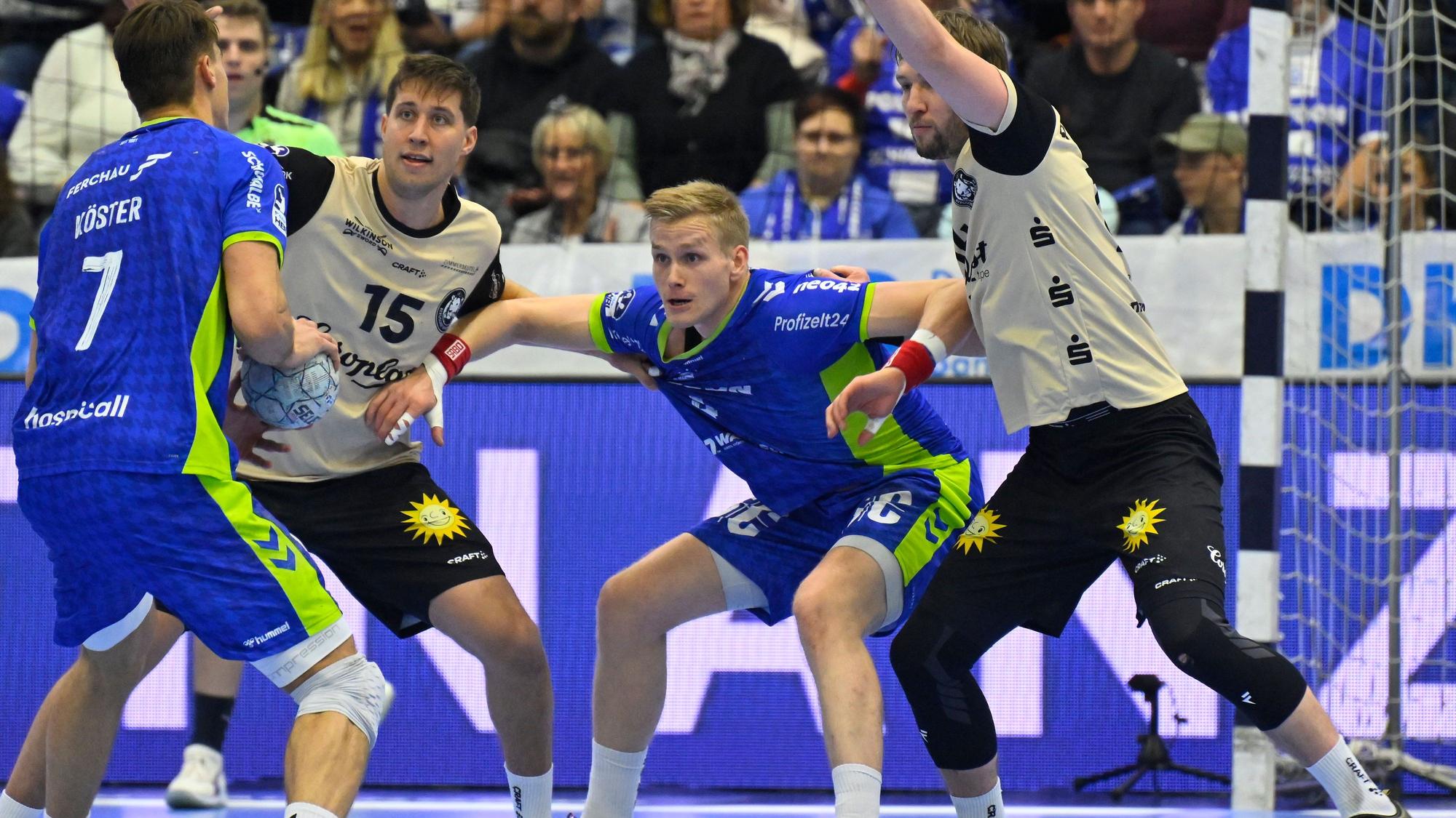 Ellidi Vidarsson kämpft am Kreis gegen zwei Abwehrspieler des Bergischen HC.