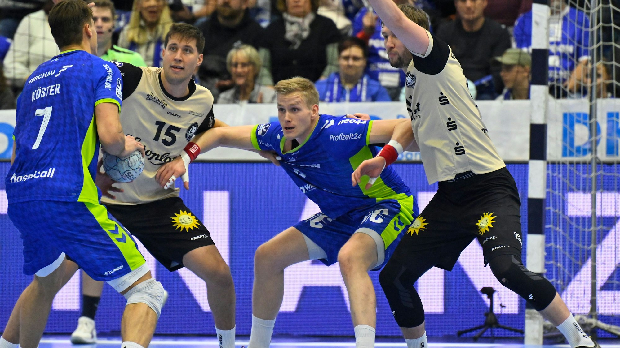 Ellidi Vidarsson kämpft am Kreis gegen zwei Abwehrspieler des Bergischen HC.