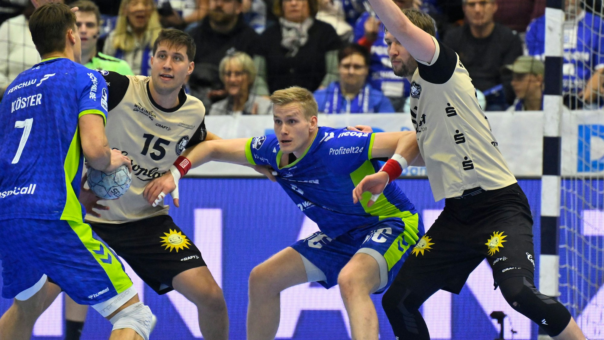 Ellidi Vidarsson erkämpft sich Platz und wartet auf den Ball.