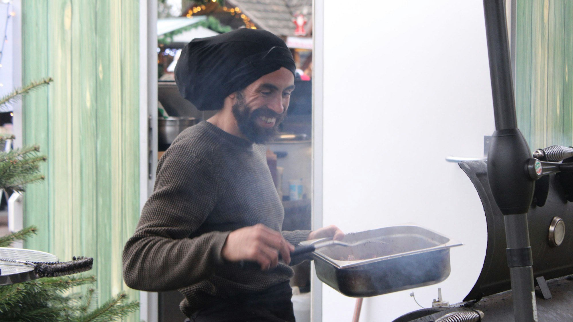 Weihnachtsmarkt auf der Troisdorfer Burg Wissem: Jomo Nunes bereitet Jamaikanische Gerichte frisch auf dem Grill zu