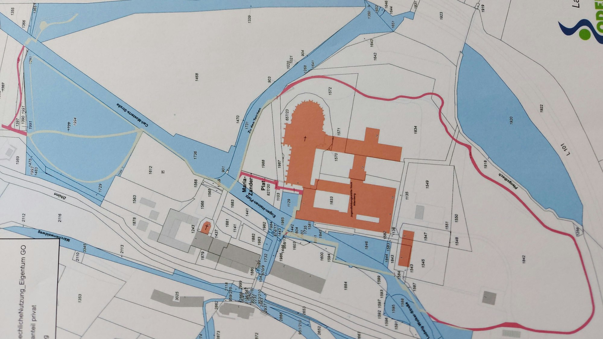 Ein Geländeplan. Er zeigt den Altenberger Dom mit dem barrierefreien Rundweg.