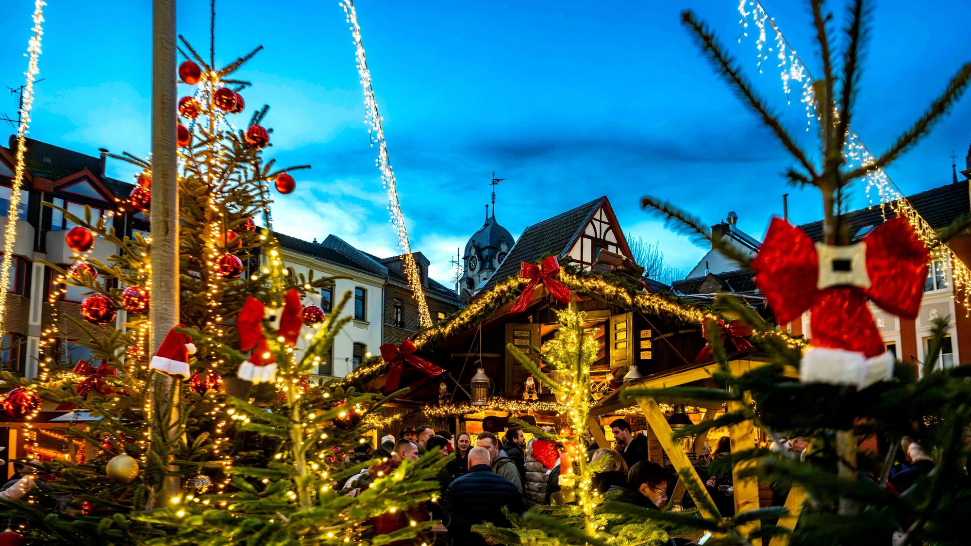 Geschmückte Tannenbäume beim Weihnachtsdorf auf dem Alten Markt in Euskirchen.