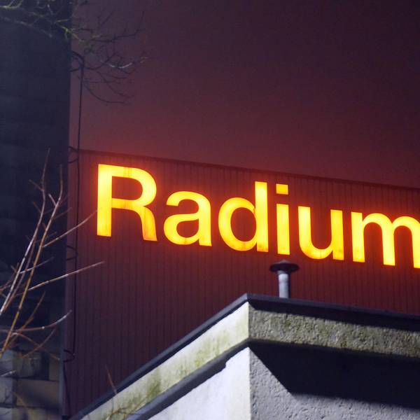 Das Foto zeigt das illuminierte Radium-Firmenlogo im Zentrum von Wipperfürth. (