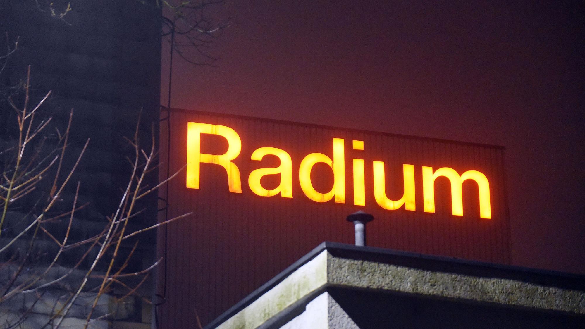 Das Foto zeigt das illuminierte Radium-Firmenlogo im Zentrum von Wipperfürth. (