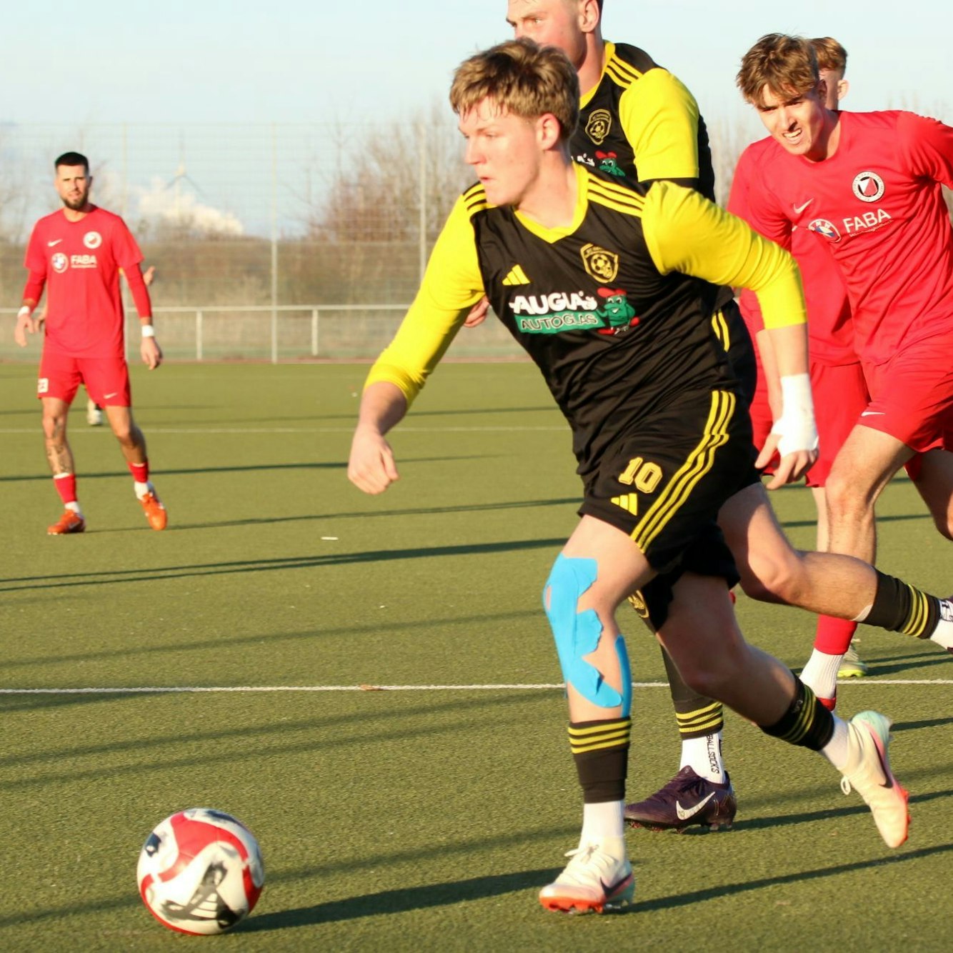 Kevin Kochems läuft mit dem Ball in Richtung Tor.