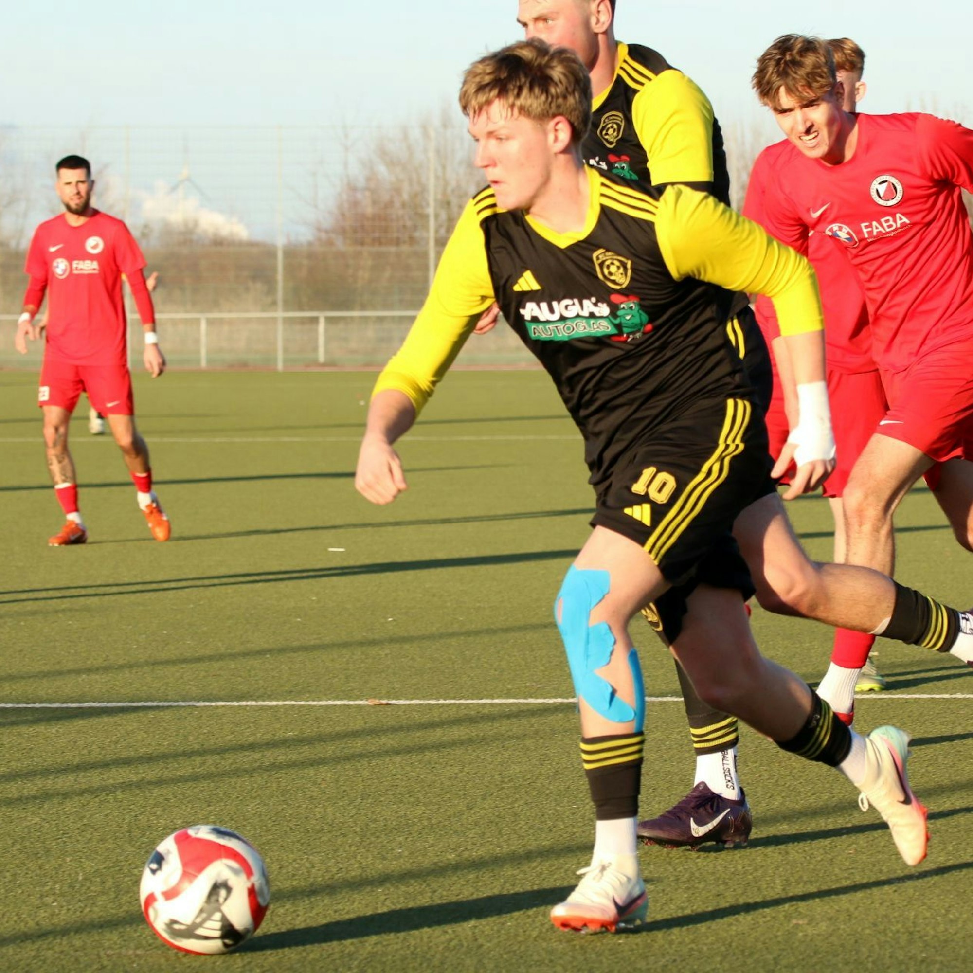 Kevin Kochems läuft mit dem Ball in Richtung Tor.