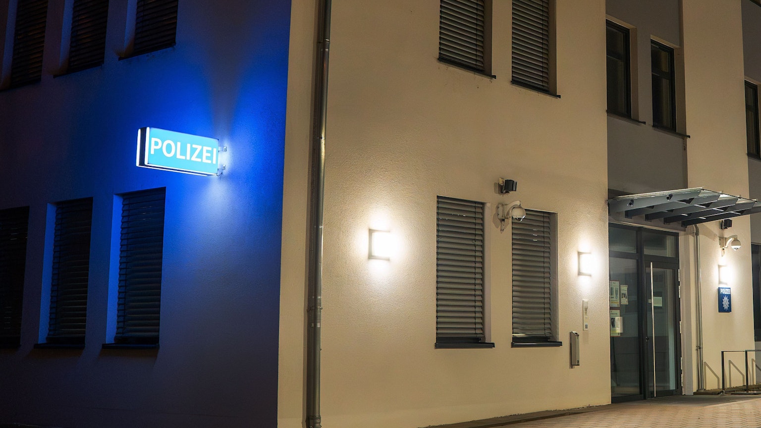 Die Polizeiwache in Dingolfing am 13. Dezember: Wegen mutmaßlicher Anschlagspläne auf einen Weihnachtsmarkt in Niederbayern sind fünf Männer festgenommen worden.