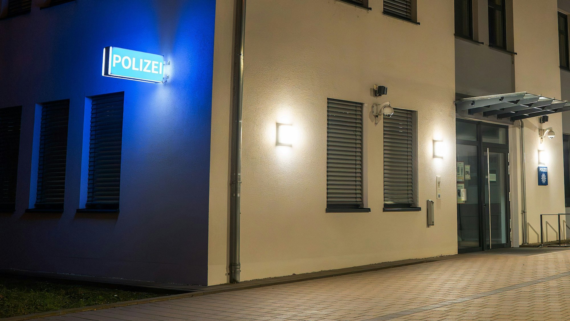 Die Polizeiwache in Dingolfing am 13. Dezember: Wegen mutmaßlicher Anschlagspläne auf einen Weihnachtsmarkt in Niederbayern sind fünf Männer festgenommen worden.