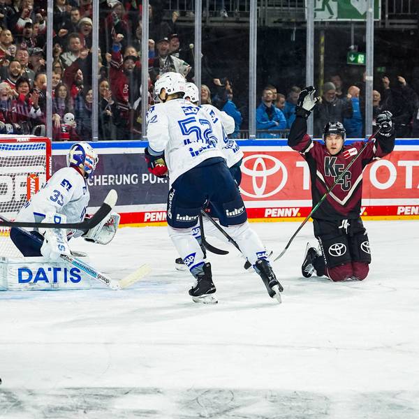 Bester Powerplay-Torschütze der Liga: Patrick Russell (r.) jubelt über seinen Treffer zum 4:3 für die Haie.