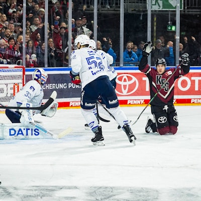 Bester Powerplay-Torschütze der Liga: Patrick Russell (r.) jubelt über seinen Treffer zum 4:3 für die Haie.