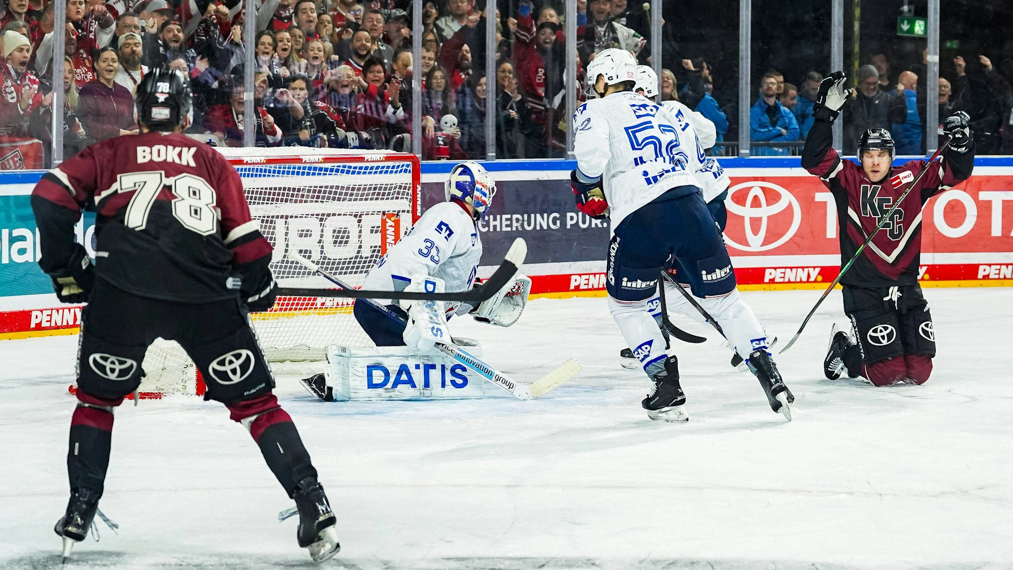 Bester Powerplay-Torschütze der Liga: Patrick Russell (r.) jubelt über seinen Treffer zum 4:3 für die Haie.